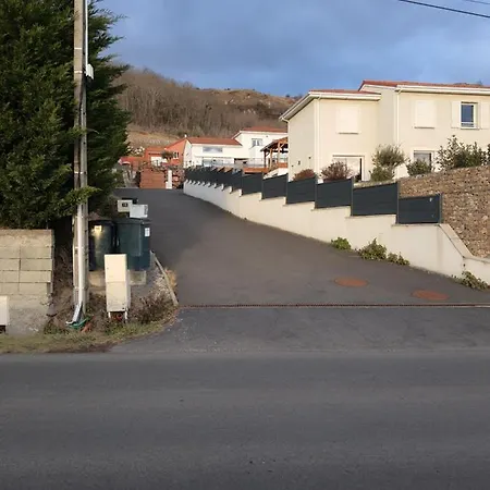 דירה T1 Independant Au Rez-De-Chaussee D'Une Maison *
