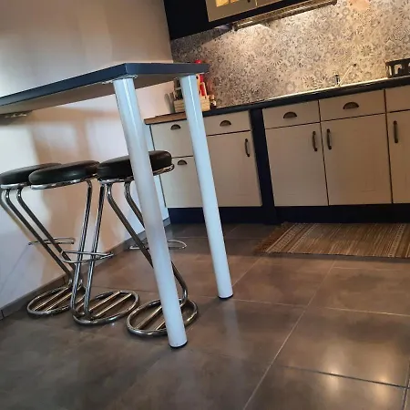 דירה T1 Independant Au Rez-De-Chaussee D'Une Maison *
