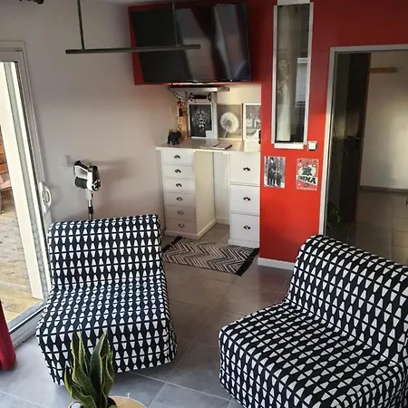 T1 Independant Au Rez-De-Chaussee D'Une Maison דירה Perrier