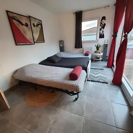 T1 Independant Au Rez-De-Chaussee D'Une Maison דירה Perrier