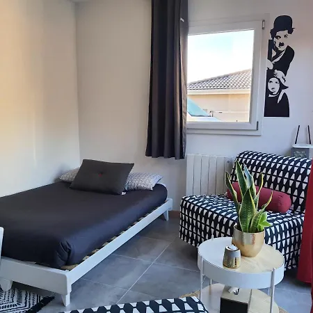 דירה T1 Independant Au Rez-De-Chaussee D'Une Maison *